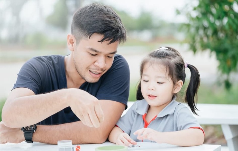 Nên cho bé học toán tiếng Anh từ 4 - 5 tuổi trở lên, càng sớm càng tốt. (Ảnh: Sigma Books)