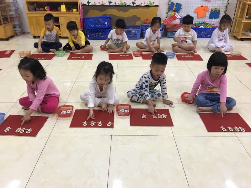 Cho bé học toán tư duy thông qua thực tiễn. (Ảnh: Internet)