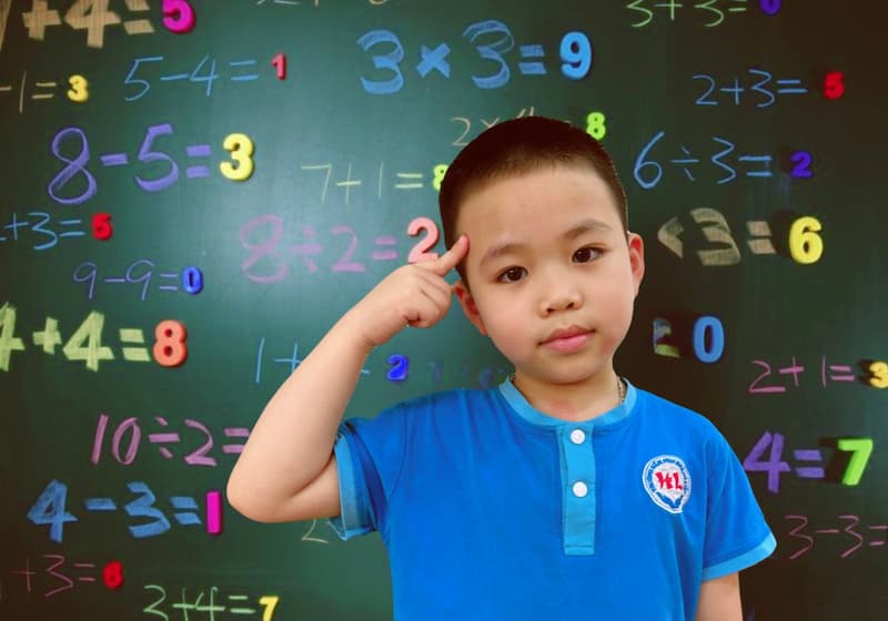 Việc khuyến khích bé đặt câu hỏi, phản biện khi học toán rất quan trọng. (Ảnh: Sưu tầm internet)