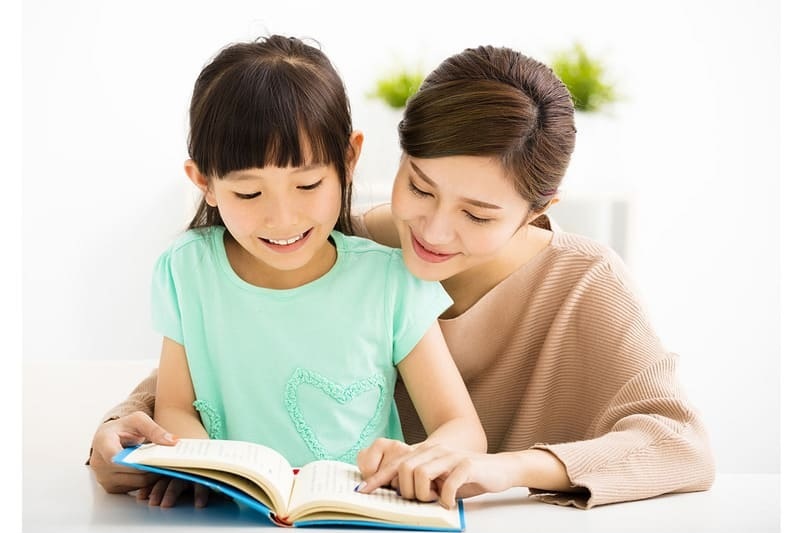 Bố mẹ nên đồng hành cùng bé khi học toán. (Ảnh: Sưu tầm internet)