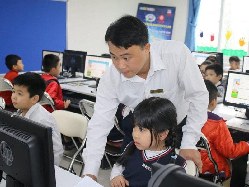 Bố mẹ và thầy cô hãy luôn đồng hành cùng bé để rèn luyện học tập tốt hơn. (Ảnh: ICTNews)