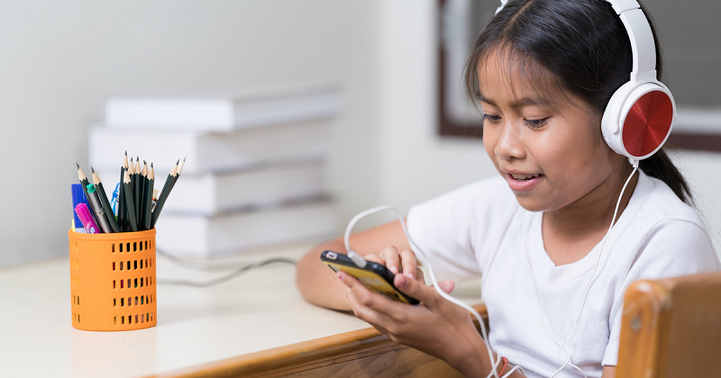 Kỹ năng nghe rất quan trọng với học sinh THCS. (Ảnh: Shutterstock.com)