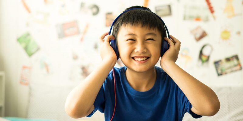 Cho trẻ luyện nghe tiếng Anh qua file mp3 rất tiện lợi và nhanh gọn. (Ảnh: Sưu tầm Internet)