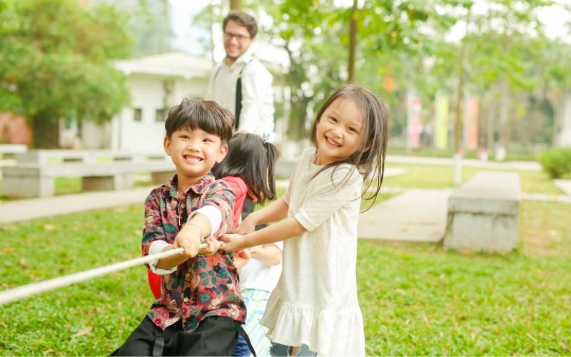 Ba mẹ nên cân nhắc nhiều yếu tố để chọn trại hè phù hợp cho con. (Ảnh: Sưu tầm Internet)