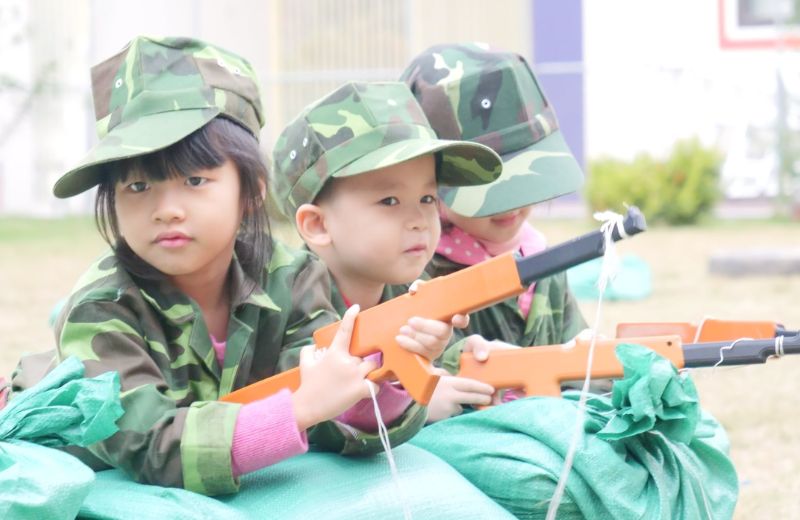 Có nhiều đơn vị tổ chức trại hè quân đội cho trẻ để ba mẹ tham khảo. (Ảnh: Sưu tầm Internet)