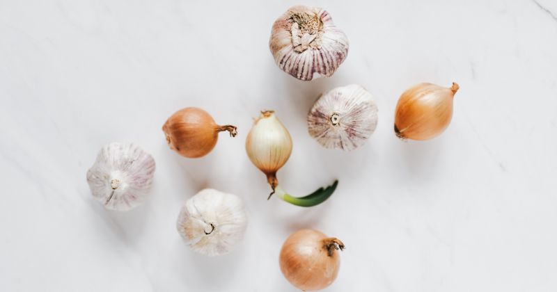 Bị trầm cảm sau sinh nên hạn chế ăn hành, tỏi (Ảnh: Sưu tầm Internet)