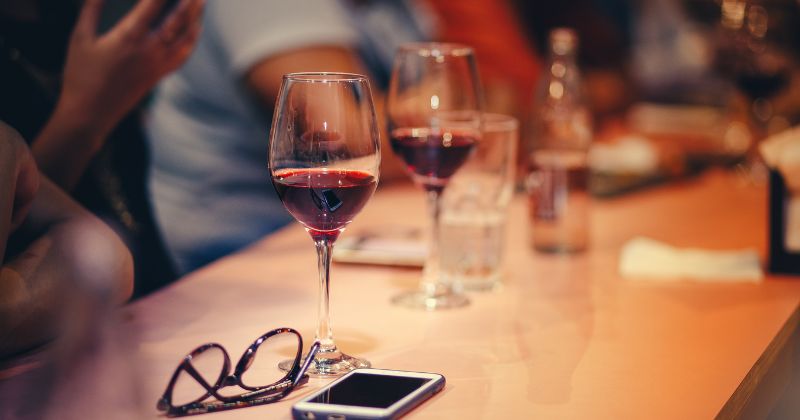 Mẹ bị trầm cảm tuyệt đối không uống rượu, bia (Ảnh: Sưu tầm Internet)