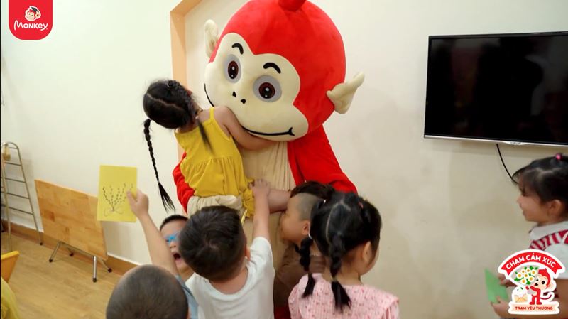 Đại diện Trạm Yêu thương Monkey và các bạn nhỏ tại trường Mầm non Tre nhỏ. (Ảnh: Monkey)
