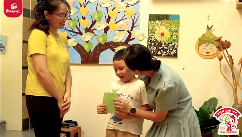 Niềm vui của mẹ khi nhận được tấm thiệp yêu thương từ các con. (Ảnh: Monkey)