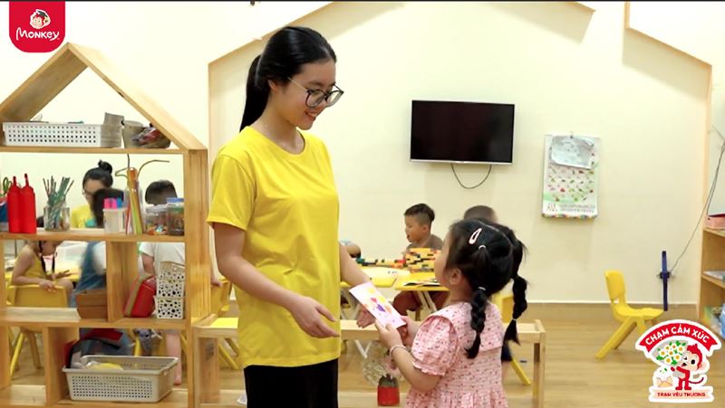 Niềm vui của mẹ khi nhận được tấm thiệp yêu thương từ các con. (Ảnh: Monkey)