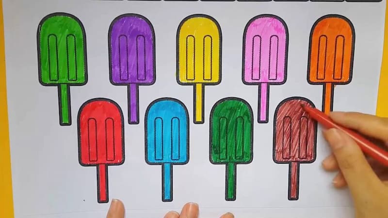 Tô màu giúp bé nhận biết màu sắc. (Ảnh: Internet)