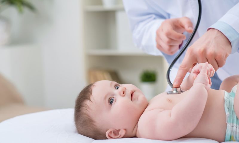 Đưa trẻ đi gặp bác sĩ khi nào? (Ảnh: Nguồn Internet)
