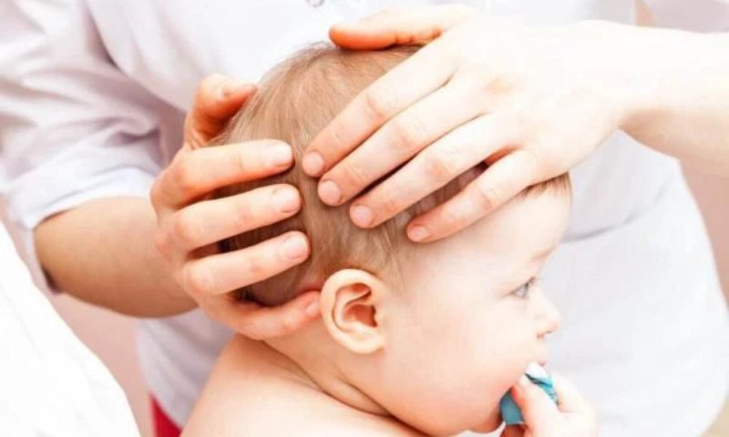 Đưa trẻ bị ngã đập đầu về sau đến bệnh viện. (Ảnh: Nguồn Internet)