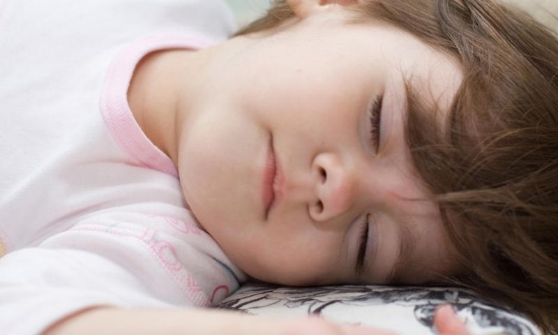 Trẻ 1 tuổi bị rối loạn giấc ngủ còn có trạng thái giật mình giữa đêm (Ảnh: Sưu tầm Internet)