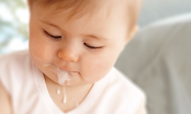 Trẻ 1 tuổi đang ngủ tự nhiên nôn là tình trạng rất thường gặp. (Ảnh: Nguồn Internet)