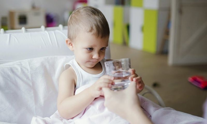 Nên bổ sung nước sau khi trẻ nôn xong. (Ảnh: Nguồn Internet)