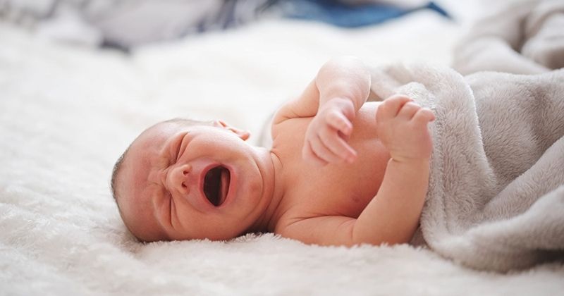 Bé 1 tuổi ngủ hay giật mình khóc phải làm sao? (Ảnh: Sưu tầm Internet)