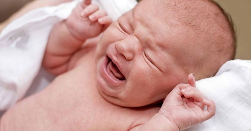 Trẻ ngủ hay giật mình có thể là do bệnh lý (Ảnh: Sưu tầm Internet)