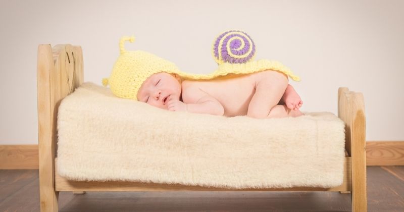 Cho bé mặc quần áo thoáng mát để bé có giấc ngủ thoải mái hơn ( Ảnh: sưu tầm Internet)