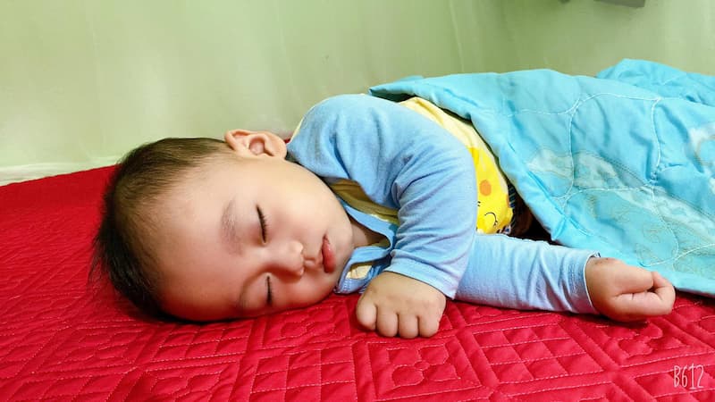 Ba mẹ cần theo dõi sát sao những biểu hiện về sức khỏe của bé. (Ảnh: Sưu tầm Internet) 