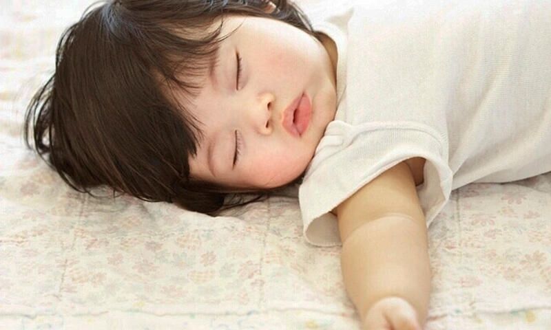 Điều chỉnh tư thế nằm, vệ sinh mũi và khám sức khỏe đều đặn cho trẻ (Ảnh: Sưu tầm Internet)