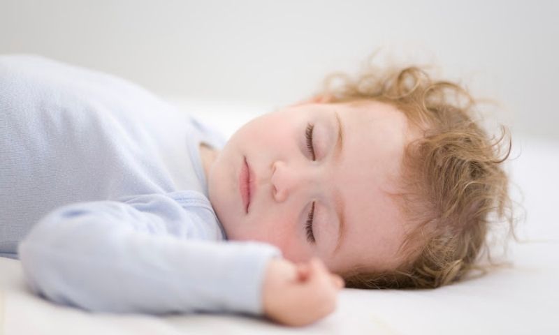 Hãy để cho bé tự ngủ thay vì ru bé ngủ. (Ảnh: Nguồn Internet)