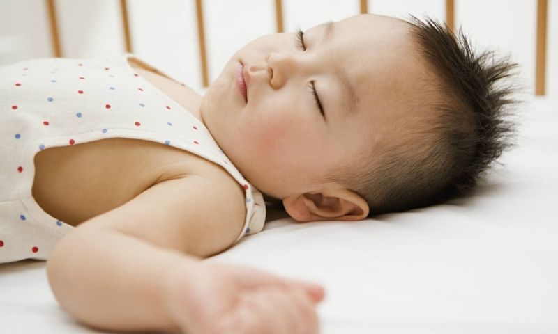 Hãy cho bé đi ngủ ngay khi bé có dấu hiệu buồn ngủ. (Ảnh: Nguồn Internet)