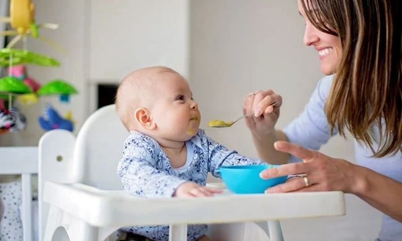 Đảm bảo bé được no bụng trước khi đi ngủ. (Ảnh: Nguồn Internet)