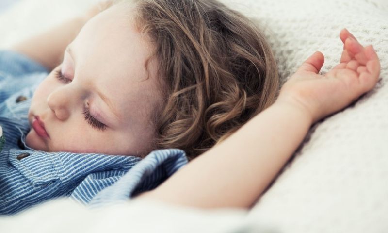 Ngứa ngáy khó chịu cũng khiến bé khó ngủ. (Ảnh: Nguồn Internet)