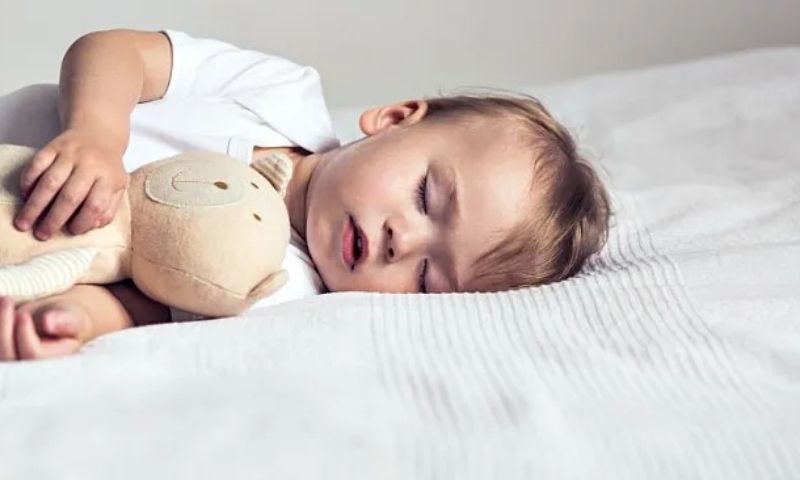 Những lưu ý giúp bé 1 tuổi ngủ ngon giấc. (Ảnh: Nguồn Internet)