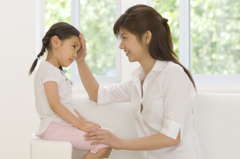 Giúp bé hiểu Bố mẹ không đáng sợ, hãy lên tiếng khi cần giúp đỡ. (ảnh: Sưu tầm internet)