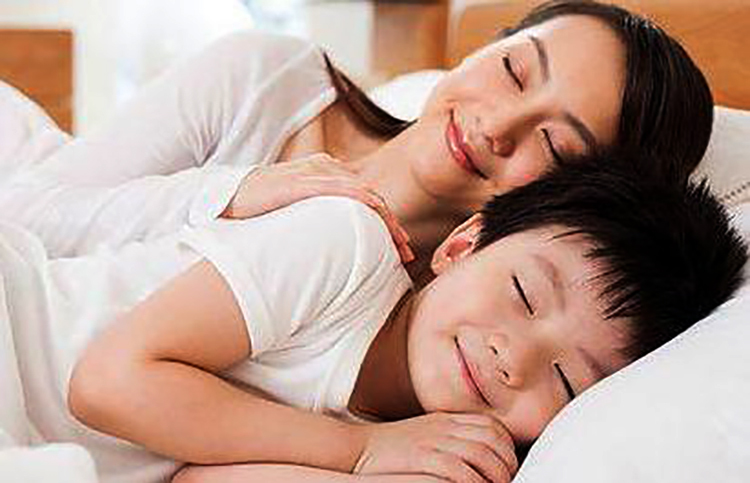 Việc cho trẻ 10 tuổi ngủ chung sẽ ảnh hưởng tới cả ba mẹ và con cái. (Ảnh: Sưu tầm internet)