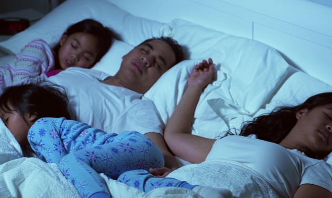 Tập dần bằng cách ngủ cùng phòng nhưng khác giường. (Ảnh: Sưu tầm internet)