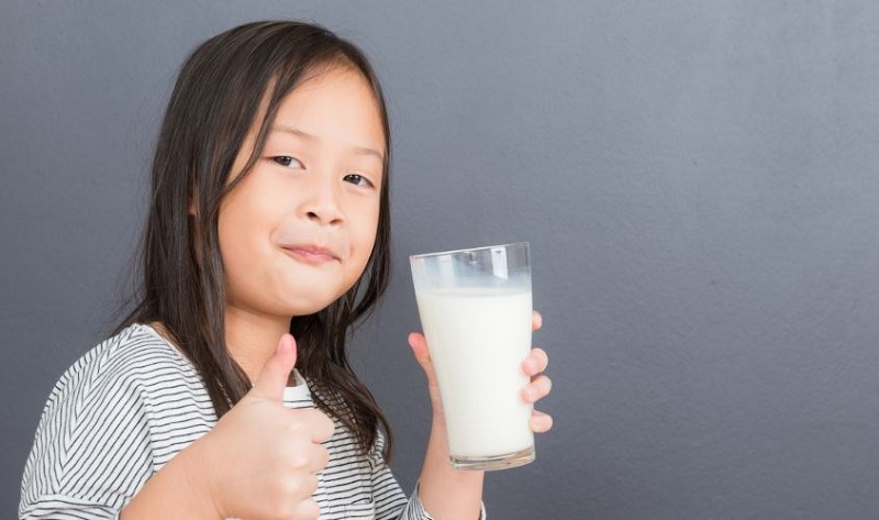 Ba mẹ cần chọn sữa, pha sữa và cho con uống sữa đúng thời điểm. (Ảnh: Sưu tầm internet)