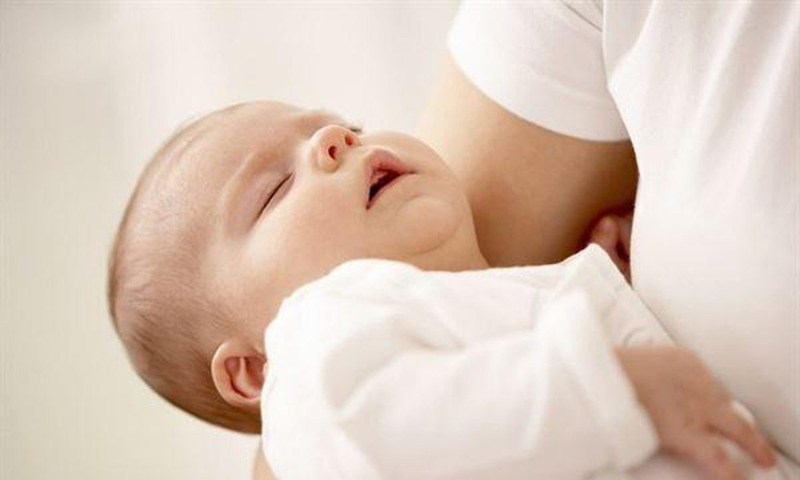 Giúp trẻ thông tắc mũi để trẻ dễ dàng thở hơn (Nguồn: Sưu tầm internet)