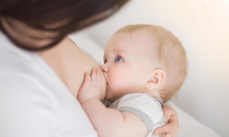 Cho trẻ bú đầy đủ để bổ sung dinh dưỡng và sức đề kháng (Nguồn: Sưu tầm Internet)