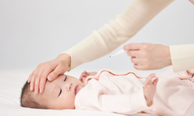 Cần xử lý như thế nào khi trẻ bị ngã đập đầu về sau. (Ảnh: Nguồn Internet)