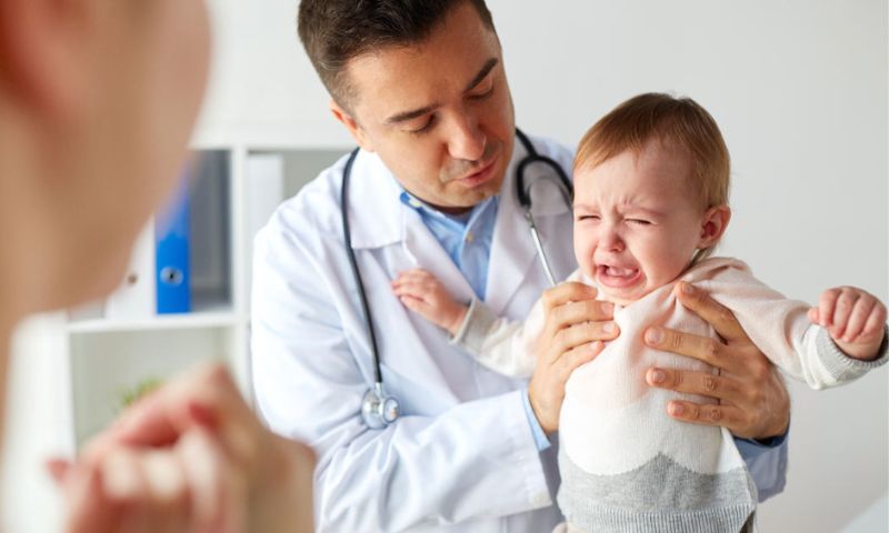 Xử lý khi trẻ ngộ độc thực phẩm - quan sát biểu hiện và đưa trẻ đi khám kịp thời (Nguồn: Sưu tầm Internet)