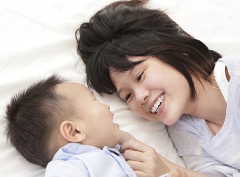 Luyện nói, giao tiếp với trẻ thường xuyên sẽ giúp con phát triển ngôn ngữ tốt hơn. (Ảnh: Sưu tầm internet)