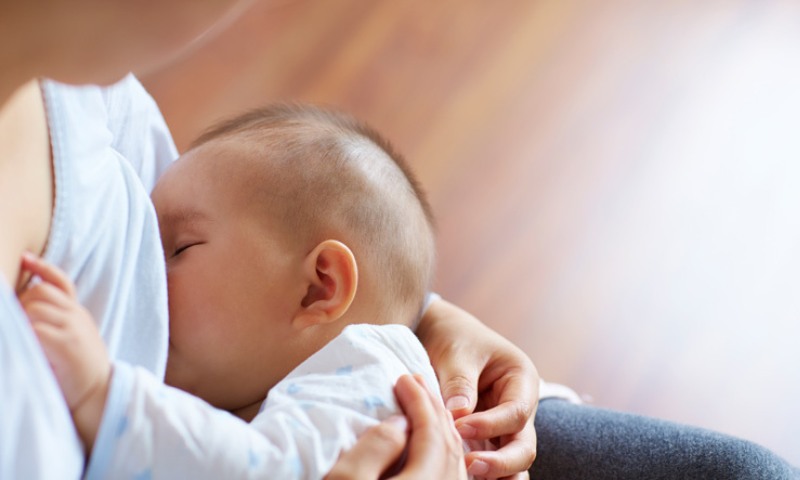 Bổ sung đầy đủ nước bằng cách cho trẻ bú sữa mẹ nhiều hơn khi bị cảm cúm (Nguồn: Sưu tầm Internet)