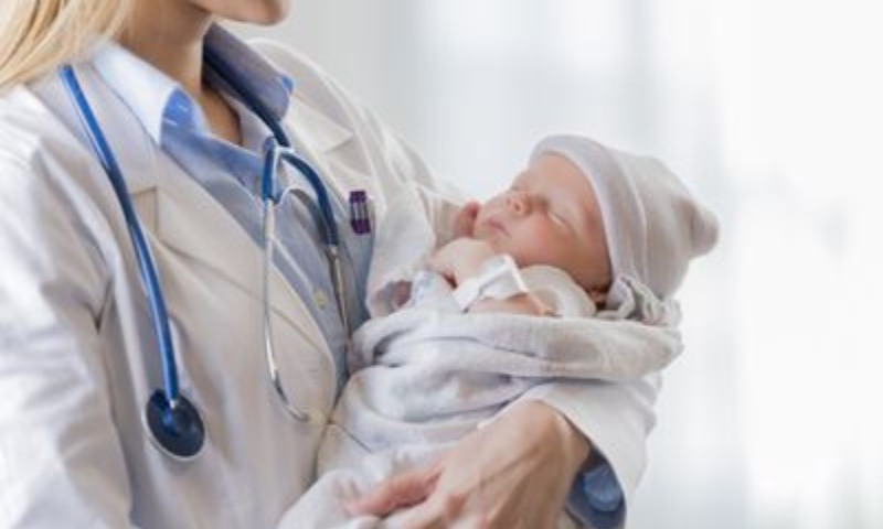 Đưa trẻ sơ sinh đến cơ sở y tế nếu phát hiện các triệu chứng bất thường ở trẻ (Nguồn: Sưu tầm Internet)