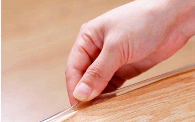 Nên bọc cạnh bàn cẩn thận bằng nhựa nếu nhà có em bé nhỏ để tránh những tai nạn không đáng có (Ảnh: Sưu tầm internet)