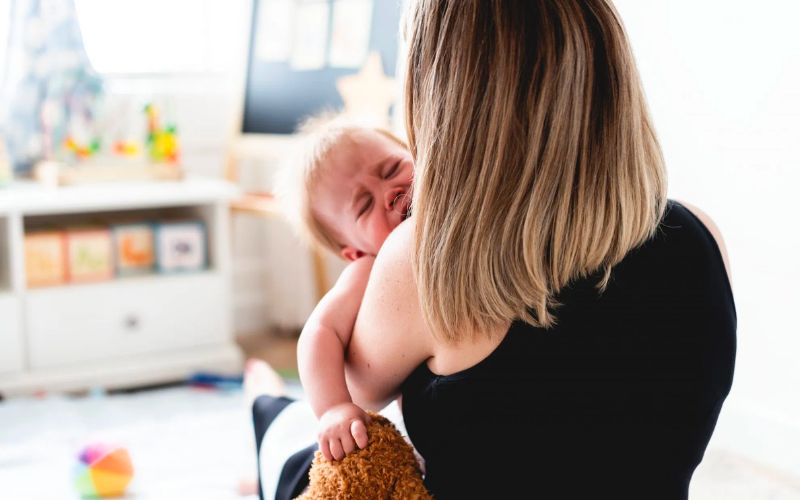 Trấn an trẻ ngay để trẻ ngừng khóc (Ảnh: Sưu tầm internet)