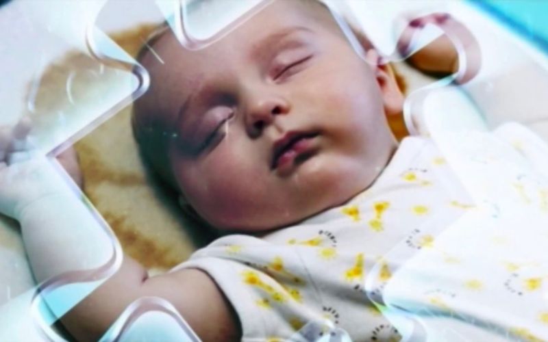 Bé ngủ nhiều và khó đánh thức là biểu hiện nguy hiểm, bố mẹ cần theo dõi bé thường xuyên và đưa đến bệnh viện nếu có dấu hiệu bất thường (Ảnh: Sưu tầm internet)