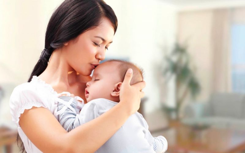 Ẵm bồng bé đúng cách và cẩn thận và cách tốt nhất để phòng tránh nguy cơ bị ngã đập đầu (Ảnh: Sưu tầm internet)