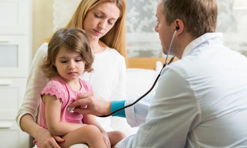 Khi trẻ có dấu hiệu lạ cha mẹ nên đưa trẻ đến bệnh viện kiểm tra càng sớm càng tốt. (Ảnh: Nguồn Internet)