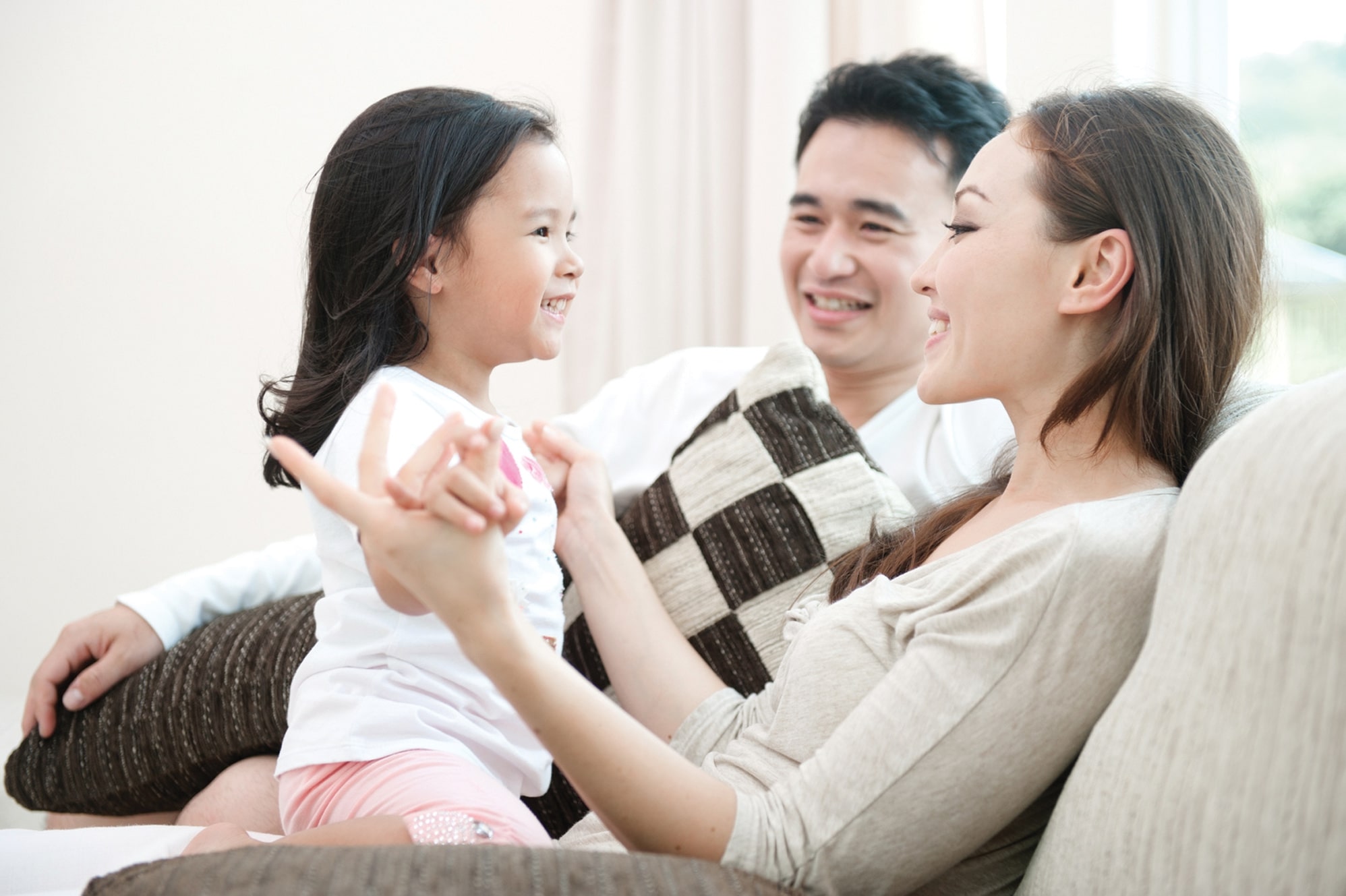 Trẻ 3 tuổi biết làm gì? Trẻ 3 tuổi có thể diễn đạt mong muốn của mình thông qua giao tiếp cơ bản (Ảnh: Sưu tầm Internet)