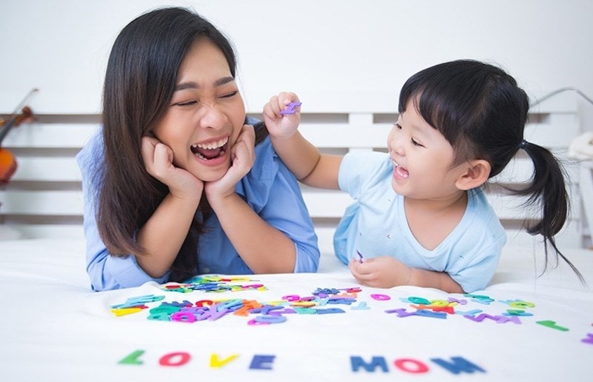 Trẻ 3 tuổi bắt đầu biết quan tâm đến mọi người xung quanh (Ảnh: Sưu tầm Internet)
