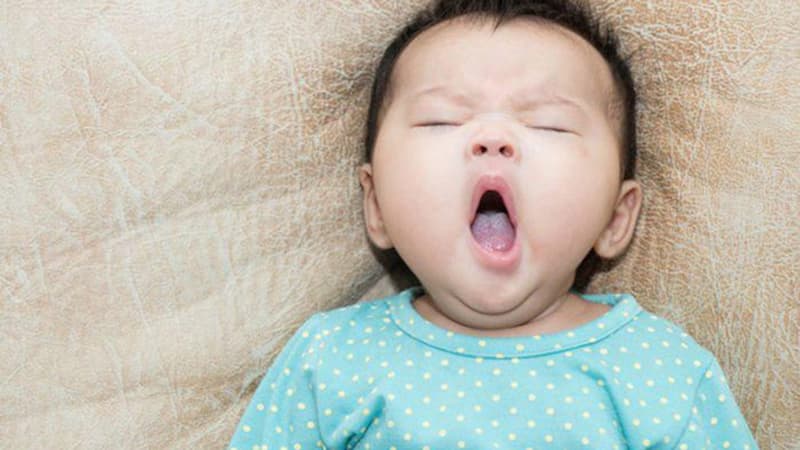 Trẻ ngủ bị co giật tay chân do bệnh động kinh. (Ảnh: sưu tầm internet)