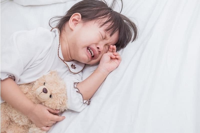 Cách hạn chế hiện tượng ngủ co giật tay chân ở trẻ. (Ảnh: sưu tầm internet)